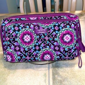 Vera Bradley wristlet. Excellent condition.